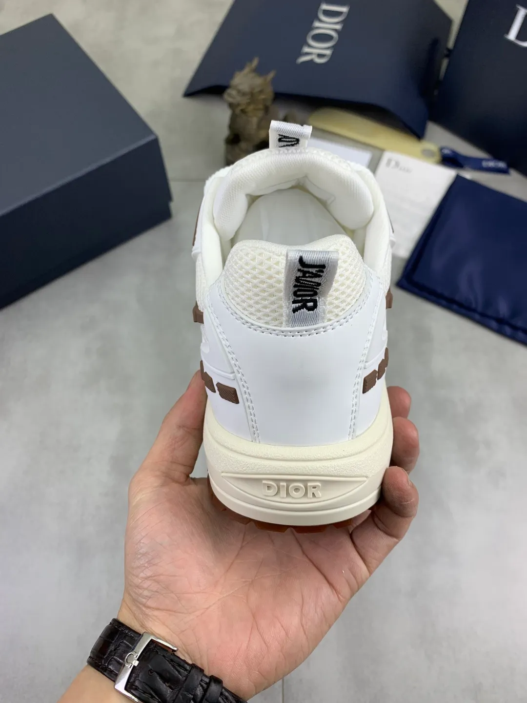 Men's Men's Shoes P600💰💎💎💎Top quality DIOR men's low-top sneakers series Newly launched this season, this low-top sneaker is one of the flagship styles of the series. Crafted from cowhide leather uppers combined with mesh and white technical fabric, it's finished with reflective graphic logos. Featuring logos on the heel and tongue, the extra-light sculpted rubber sole with signature embellishments enhances style, and internal stretch details create an ideal comfort fit that pairs well with a variety of casual looks. Shows fashionable and modern sports style Size:39-45 (38 46 customized)